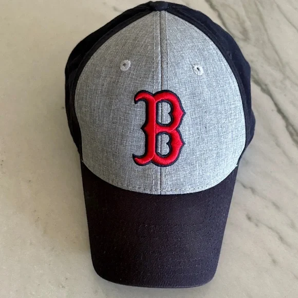 Boston Red Sox MLB NWOT Gray and Black Adjustable Cap w Red B - Picture 3 of 11